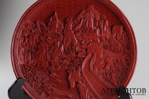Декоративное блюдо на подставке. Многослойный Пекинский лак. Китай. XX в.