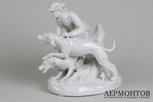 Статуэтка Охотник с двумя собаками. Германия, Фолькштедтская фарфоровая мануфактура.