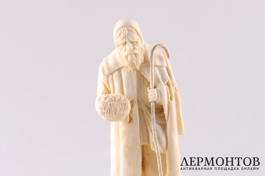 Старик-нищий. Кость, резьба. Российская империя, Тобольск, конец XIX - начало XX века