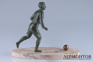 Скульптура Футболист, бегущий за мячом. Франция, Париж, 1930-е гг. Шпиатр.