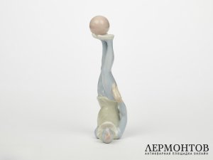 Статуэтка «Клоун-гимнаст». Фарфор, Испания, 1980-е годы