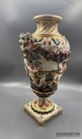 Ваза с путти и маскаронами. Фарфор, роспись, Capodimonte, Италия, 20 век