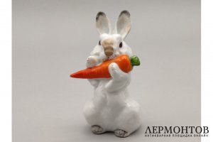 Статуэтка Заяц с морковкой. Авт. модели Чарушин Е. Фарфор, роспись. СССР, ЛФЗ, 1950е