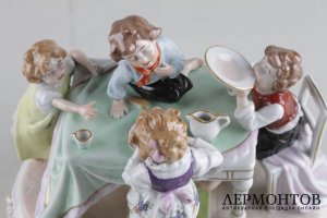 Статуэтка. В гостях у бабушки. Фарфор. SCHEIBE - ALSBACH, Германия. XX век.