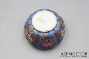 Сахарница с цветочной росписью. Россия, фабрика Сафронова, 1820-1840-е гг. Фарфор.