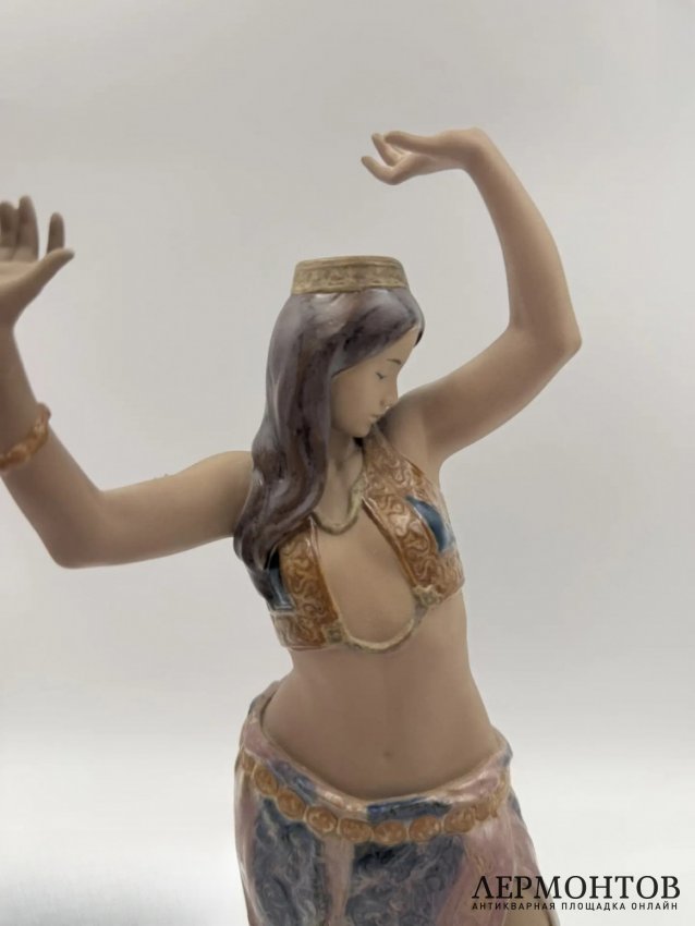 Статуэтка «Ритм Востока I». Фарфор грес, Lladro, скульптор Alfredo Llorens, Испания, 2005–2008 годы