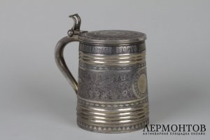 Кружка с изображением петушка на крышке. Россия, Москва, мастер ВС, 1874г. Серебро 84