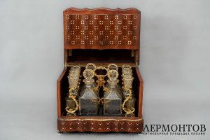 Кабинетный бар. Красное дерево, мозерское стекло. Европа, XIX век.