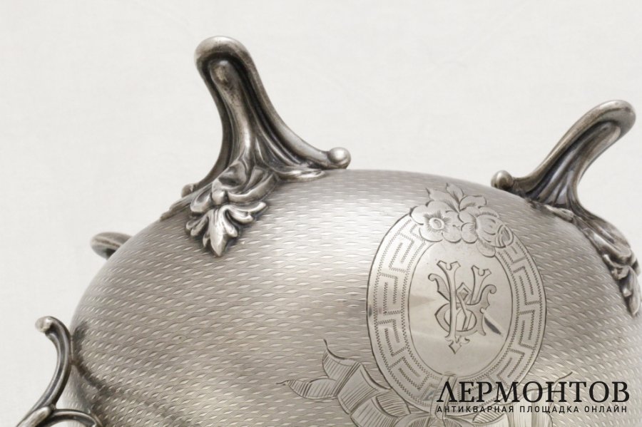 Сахарница в классическом стиле. Queille. Серебро 950 пробы, гильоше. Франция, XIX в.