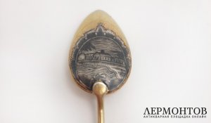 Кофейная ложка с пейзажем и ручкой в виде стрелы. Серебро, чернь. Россия, XIX век.