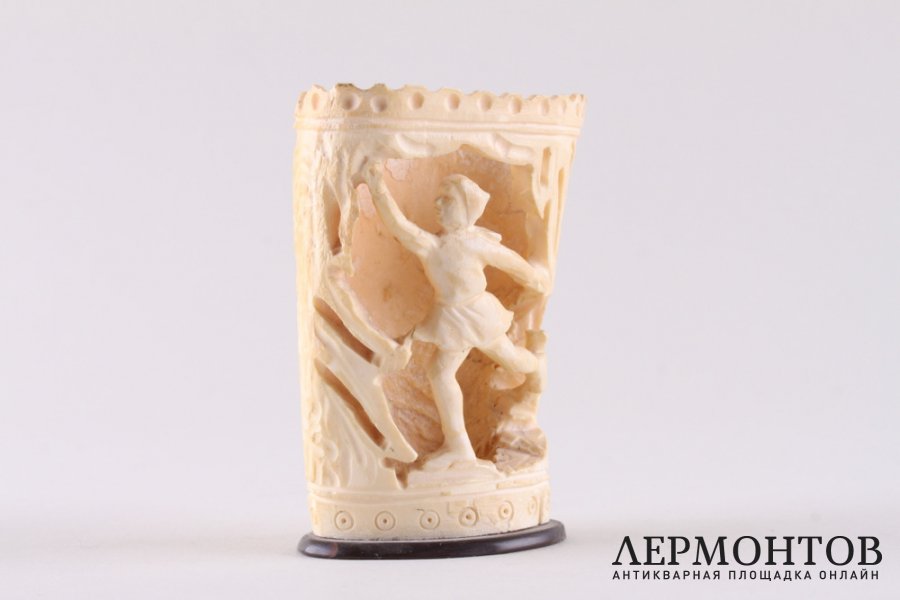 Карандашница Фигуристка. Кость, рог. СССР, 1950е-60е гг.