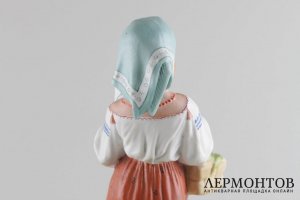 Статуэтка Девочка с ребенком. Россия, Дмитровский фарфоровый завод, 1926-1930 гг. 