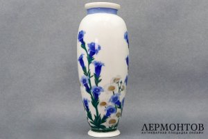 Ваза Горечавки и ромашки. СССР, Дулево, А. Гофман, 1937 г. Фарфор, роспсиь. 
