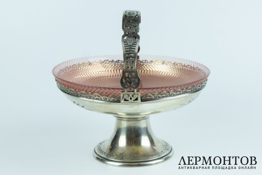 Конфетница со стеклянной вставкой. Серебро 84 пробы. Россия, Москва. 1880-е гг. Мастер О.Курлюков.