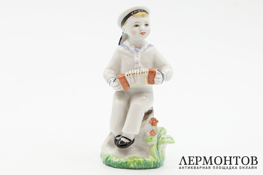 Статуэтка Морячок с гармошкой. СССР, ЛФЗ, автор Г. Столбова, 1970-1986 гг. Фарфор.
