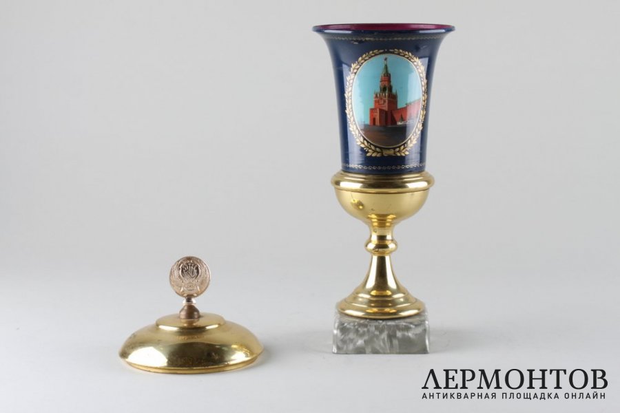 Кубок с изображением Спасской башни Кремля. СССР, 1960-е гг. Сталь, латунь, эмаль.