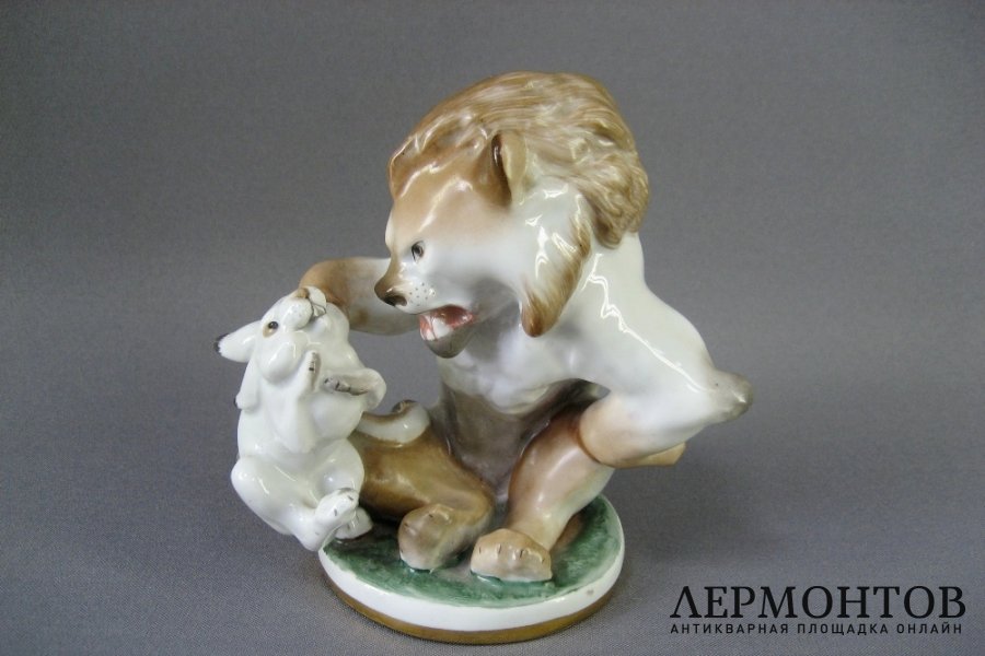 Композиция Лев и заяц. Фарфор. СССР, ЛФЗ, 50-60-е годы ХХ века.