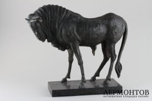 Антилопа гну. Скульптор - Андрей Марц. Силумин, мрамор. 1990-е гг.