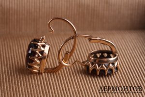 Серьги. Золото 56 пробы, гранаты. Российская империя, Москва, нач. XX века.