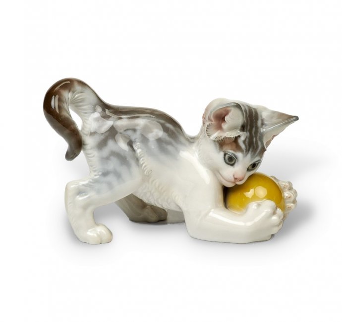 Статуэтка «Котёнок с мячом». Фарфор, Eschenbach, Германия, 1947–1953 годы
