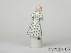 Статуэтка «Девочка с рождественским пудингом». Johann и Ferdinand Maresch, Австрия, около 1891 года