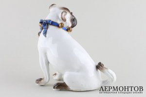 Мопс с щенком. Фарфор, роспись. Германия, Мейсен, XIX в. Модель Иоганна Кендлера.