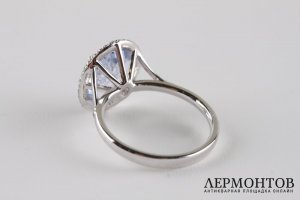 Перстень с голубым сапфиром и бриллиантами. Золото 750 пробы.