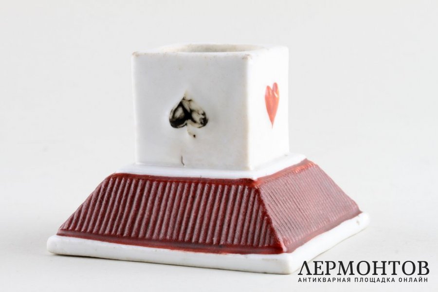 Подсвечник с карточными мастями. Фарфор. Австро-Венгрия, Хегевальд, середина XIX века