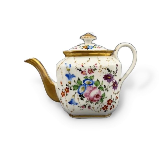 Чайник. Фарфор, роспись, золочение, «Старый Париж», Франция, около 1795–1815 годов