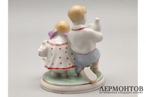 Статуэтка Дети с голубями. Фарфор, роспись. СССР, Полонне ЗХК, 1956-72