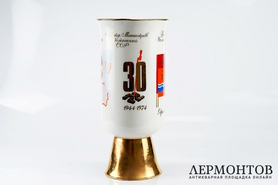 Декоративная ваза. Фарфор, ручная роспись. СССР, ЛФЗ. 1974 год.