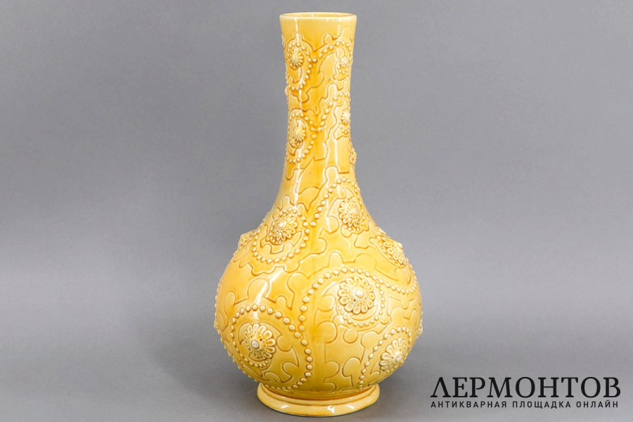 Ваза с орнаментом в византийском стиле. Россия, Кузнецов, 1890е. Фаянс