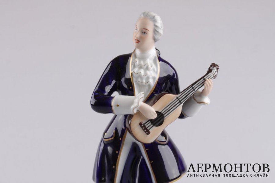 Статуэтка. Юноша с гитарой. Фарфор, роспись. Royal Dux Bohemia, XX век.