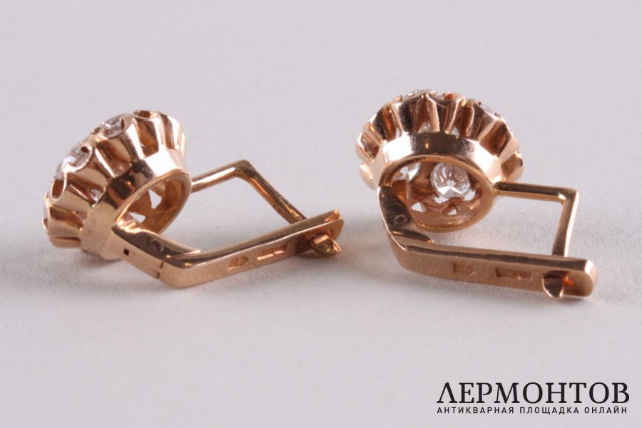 Набор из кольца и серег формы малинка с бриллиантами ок. 4 ct. Золото. СССР, 1975.