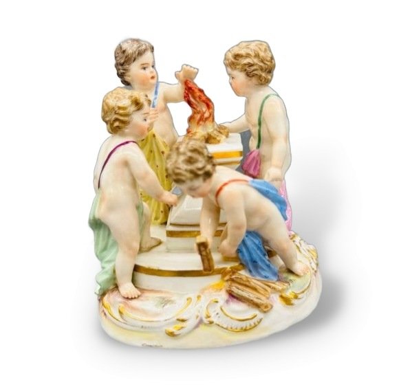 Статуэтка «Амуры разжигают пламя». Фарфор, роспись, Meissen, Германия, 2-я половина 19 века