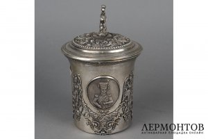 Кружка украшеная монетами. Россия, 1840 г, мастер HJ. Серебро 84 пробы.