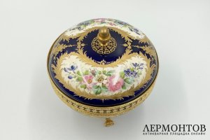 Конфетница в стиле Севр. Франция, кон. 19 - нач. 20 в. Фаянс, роспись, латунь.