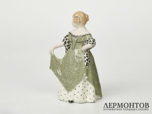 Статуэтка «Девушка бидермейер, смотрит направо». Goldscheider, Австрия, 1904–1905 годы