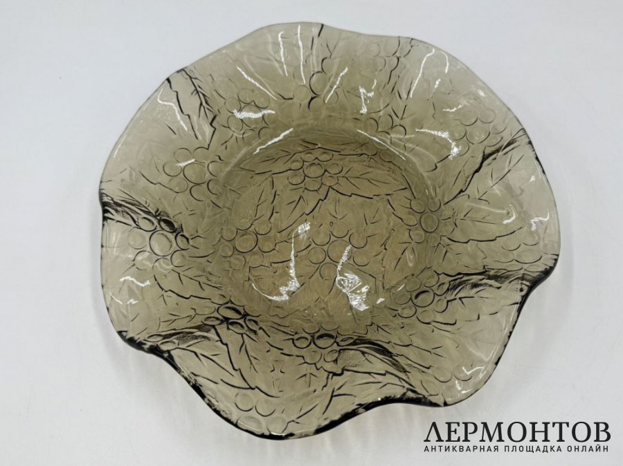 Блюдо морошка из антрацитового стекла. Завод Неман, автор Мурахвер, 1970-е гг.