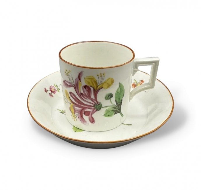 Кофейная пара с розовым цветком. Фарфор, роспись, Meissen (период Марколини), Германия, 1774–1814 годы