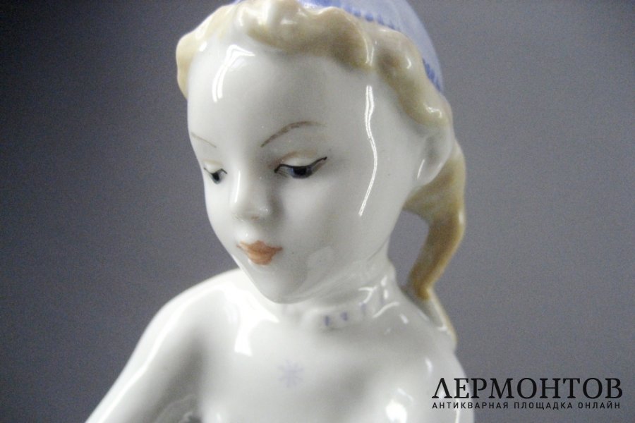 Юная фигуристка. Фарфор. СССР, ЛФЗ, 50-60-е годы ХХ века.