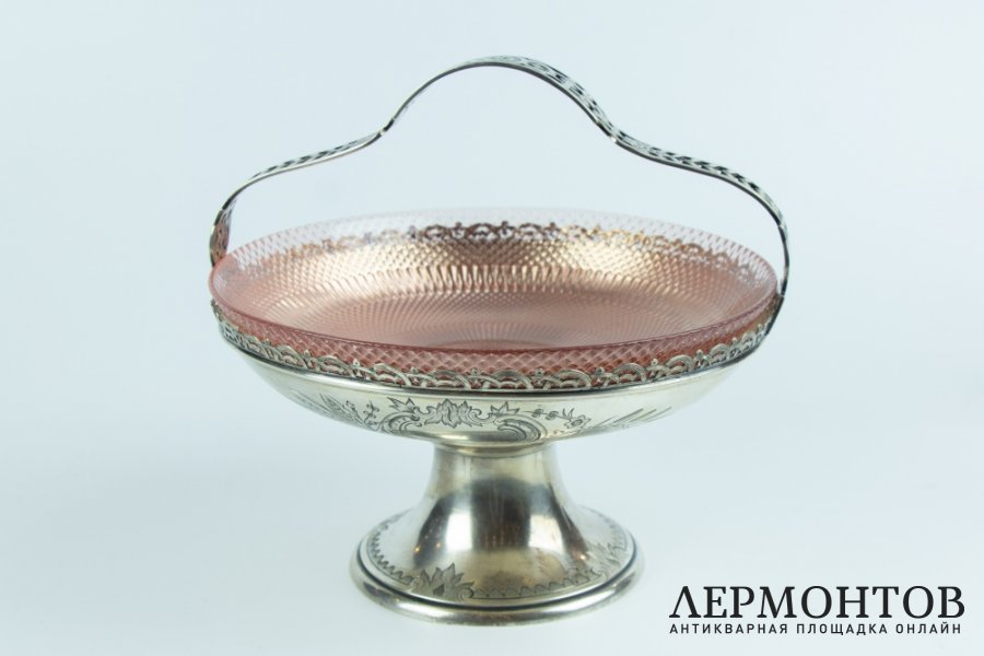 Конфетница со стеклянной вставкой. Серебро 84 пробы. Россия, Москва. 1880-е гг. Мастер О.Курлюков.