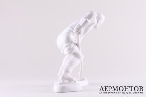 Статуэтка Хоккеист. Royal Dux. Бисквит. 1990-е гг.