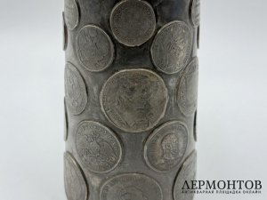 Кружка c монетами и копией медали За победу при Гангуте. Россия, 1893 год. Серебро 84