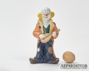 Статуэтка «Клоун с мандолиной». Фарфор, Европа, середина XX века