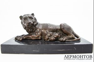Статуэтка Львица кормит львят. Франция, 1 половина 20 века. Бронза, литье. Камень.
