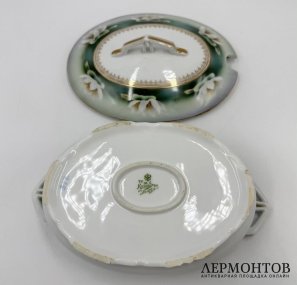 Соусник с крышкой Кувшинка. Россия, М. Кузнецов, 1900-е гг. Фарфор, роспись.