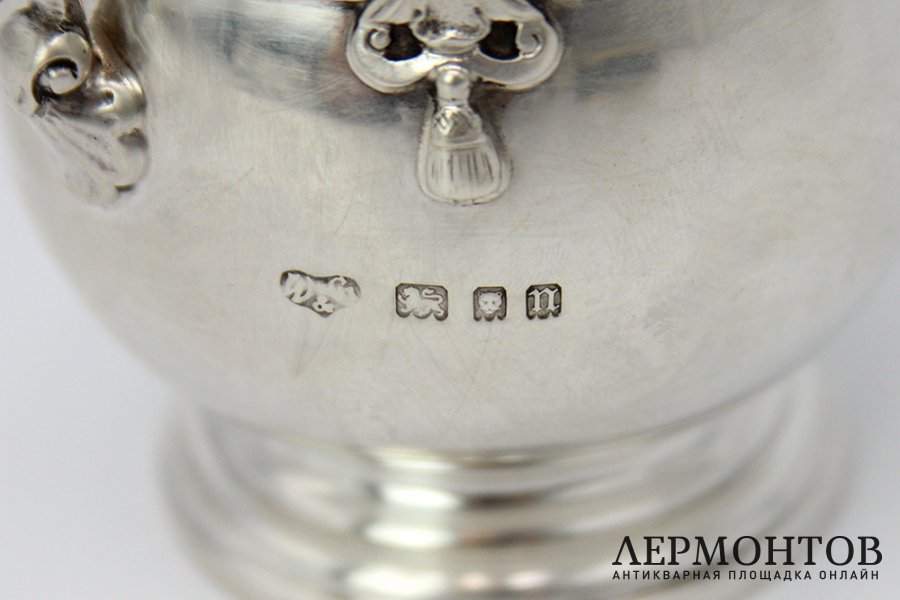 Молочник в стиле историзм. Серебро. Англия, Wilson and Gill, 1928.