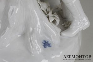 Статуэтка Охотник с двумя собаками. Германия, Фолькштедтская фарфоровая мануфактура.