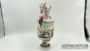 Декоративный кувшин со скульптурным декором. Италия, Каподимонте, 1970-1980-е гг.